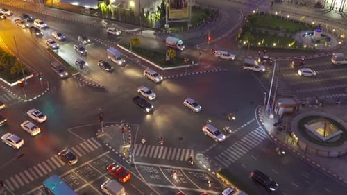 Vue aérienne d'une intersection ou d'un carrefour avec la circulation automobile, centre-ville de Bangkok. Thaïlande.