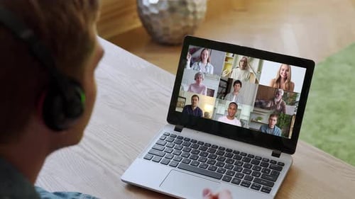 Rückansicht Männer sprechen über Videolink Vielfalt Multirassische Kollegen Online-Briefing Man Group