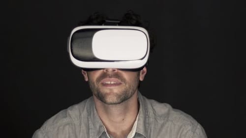 Mann benutzt Virtual-Reality-Simulator