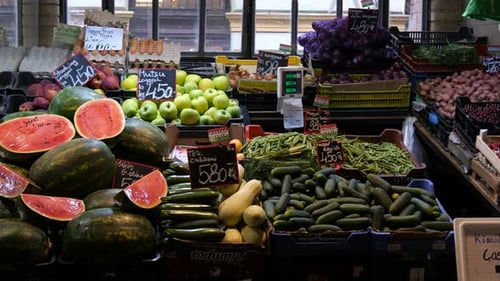 Puesto de frutas y verduras en el Gran Mercado de Budapest, Hungría