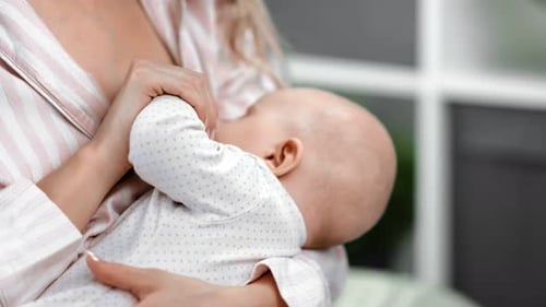 Primer plano: Bebé bebiendo leche de su madre, amamantando, durmiendo y relajándose