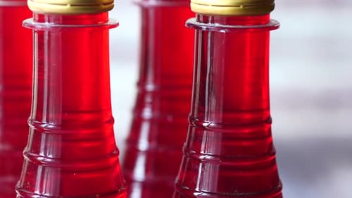 Bouteilles en plastique de couleur rouge sur table