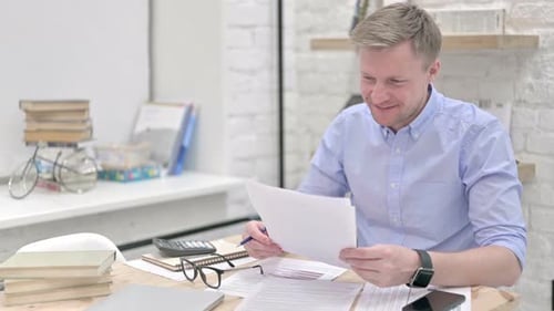 Documents d'étude d'affaires excités