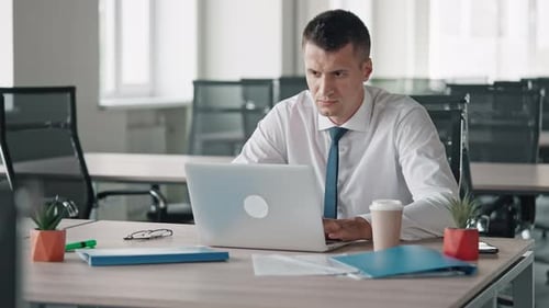 Frontansicht-Manager: Blick auf Displaycomputer
