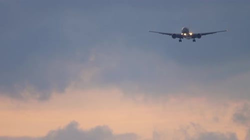Flugzeuglandung bei Sonnenuntergang