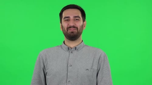 Porträt von Brunette Guy lacht. Greenscreen