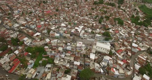Über einen großen lateinamerikanischen Slum fliegen