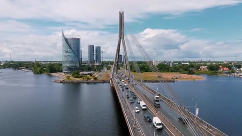 Ein Panoramabild der Vansu-Brücke, die den Fluss Daugava in Riga überspannt