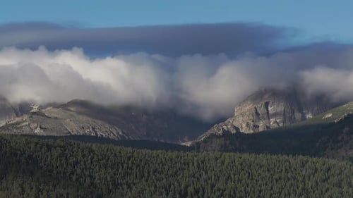Lapso de tiempo de nubes que se mueven rápidamente frente a la cordillera