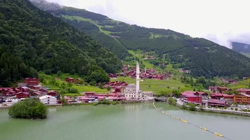 TURQUÍA trabzon uzungöl en un clima brumoso