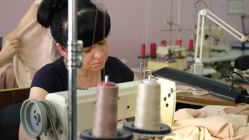 Schneiderin arbeitet in der Nähfabrik