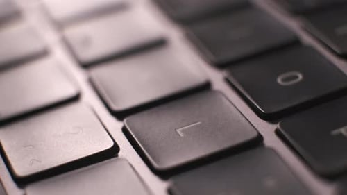 Nahaufnahme Mann tippt auf der schwarzen Tastatur