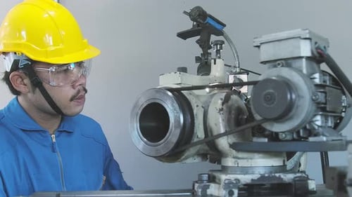 Nahaufnahme von Arbeitern, männlich, handgesteuert, Maschinen, Seitenansicht, automatische dünne Metallfäden, aufgerollt