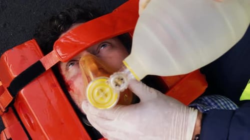Technicien médical d'urgence plaçant un masque à oxygène