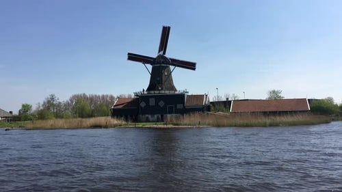Vorbei an der Windmühle in IJlst