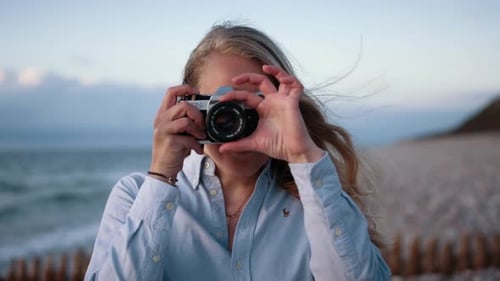 Fotógrafo focando Slr para câmera