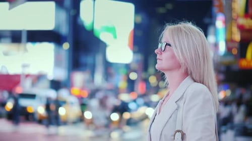 Mulher de negócios admira as luzes brilhantes da famosa Times Square em Nova York