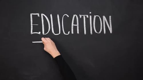 Palavra educativa escrita no quadro-negro, tecnologias inovadoras modernas, escolaridade