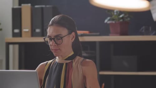 Elegante Geschäftsfrau mit Laptop bei der Arbeit im Büro