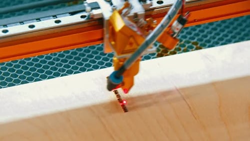 Marques de fabrication de machines sur les détails en bois