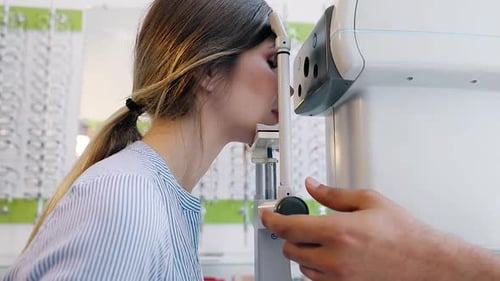 Sehtest. Optiker testet das Sehvermögen von Frauen
an modernen Geräten