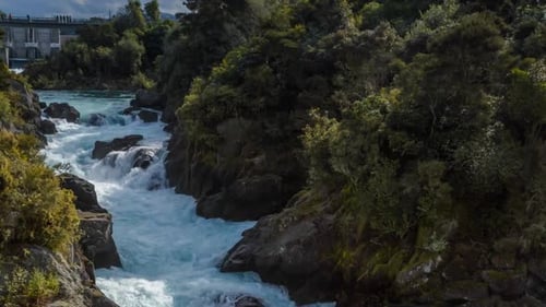 Barragem liberando água