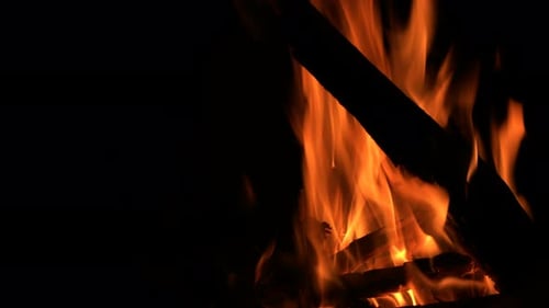 Holzfeuer brennen auf schwarzem Hintergrund 1
