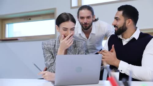 Sucesso nos negócios. Pessoas felizes torcendo no escritório