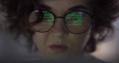 Une hacker tente d'obtenir des informations confidentielles