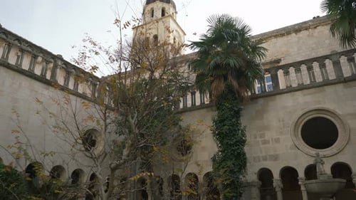 Franziskanerkloster aus dem 13. Jahrhundert, mit Blick auf den Glockenturm, in Dubrovnik.