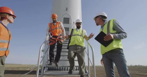 Ingenieros inspeccionan un sitio de construcción de parques eólicos