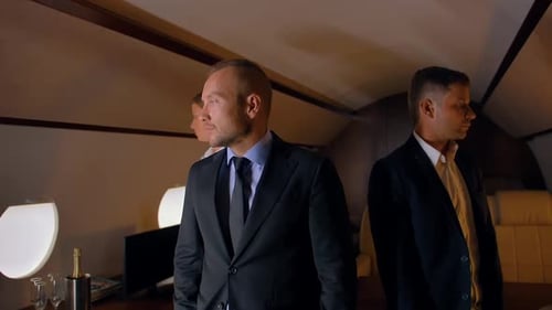 Drei selbstbewusste Geschäftsleute im Business Jet