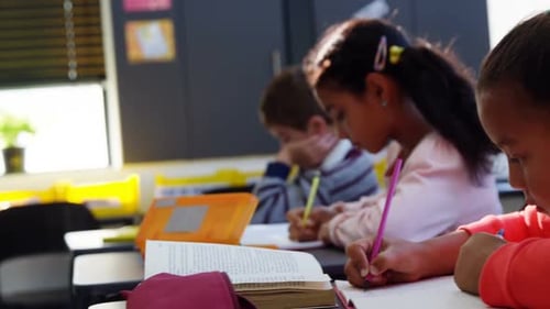 Aufmerksame Schüler machen ihre Hausaufgaben im Klassenzimmer