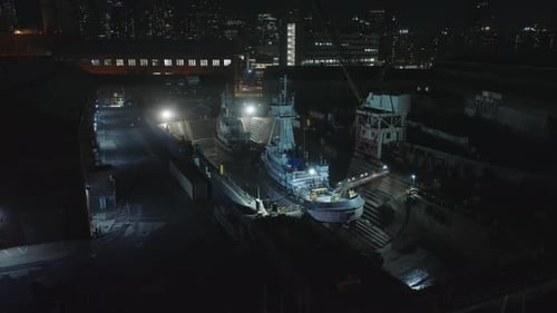 Images aériennes de navires en cale sèche