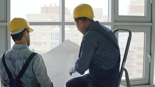 Bauherren diskutieren Blueprint