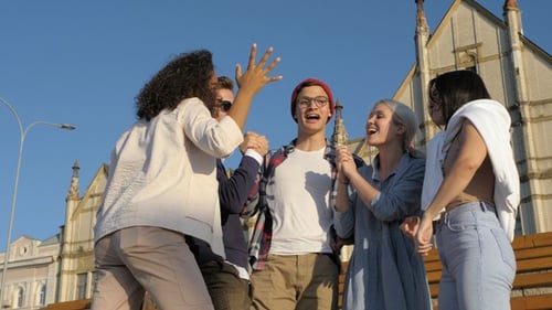 Glückliche Freunde, Schüler High Five für ihre Teamarbeit nach der Schule