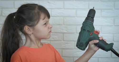 Niño con taladro eléctrico
