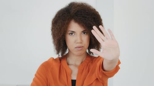 Weiblicher Kopfschuss Ernsthaft wütend traurig Frustriertes afroamerikanisches Mädchen Biracial Frau Hand in