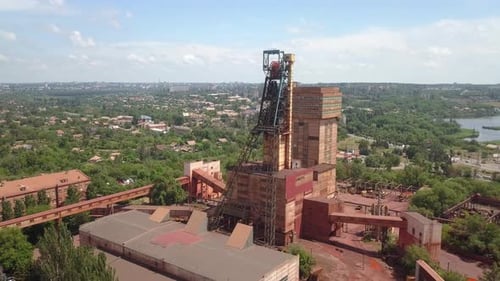 Eisenerzbergbau in der Innenstadt. Rote Mine in der Stadt.