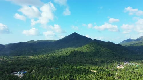 Tagsüber abstrakte Luftaufnahme eines sonnigen weißen Sandparadiesstrandes und blauem Wasserhintergrund in v