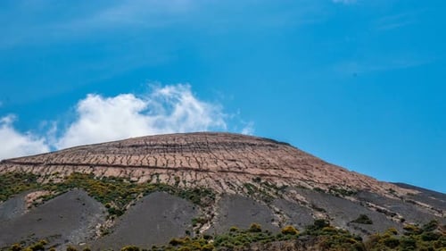 Ilha Vulcano na Sicília, cratera e paisagem nublada