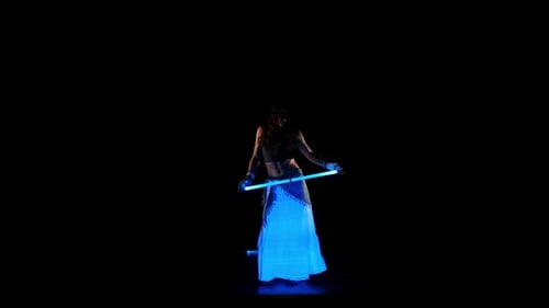 Junge Zigeunerin tanzt Neonshow in ultraviolettem Licht 6