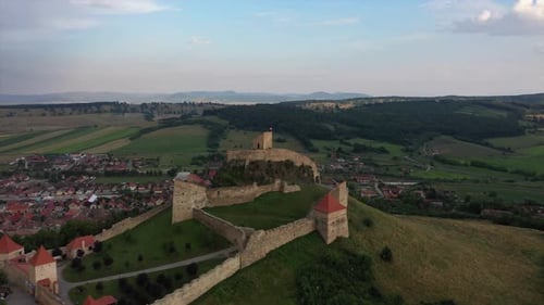 Mittelalterliche Burg inmitten eines rumänischen Dorfes