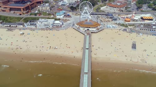 Playa y muelle de Bournemouth desde el aire