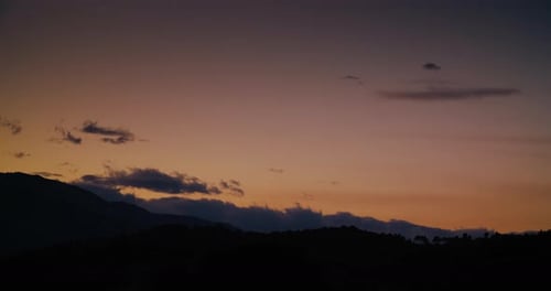 Wolkenlandschaft Zeitraffer bei Sonnenuntergang Wolken über Bergsilhouette