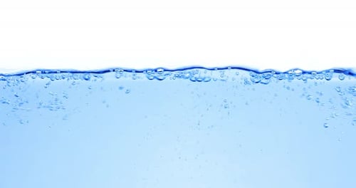 Viele Blasen im Wasser Nahaufnahme Abstrakte Wasserwelle mit Blasen in Zeitlupe