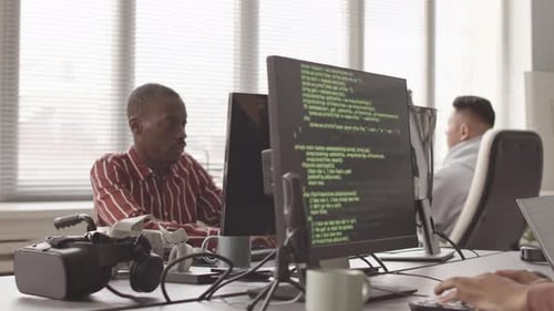 Equipo diverso de desarrolladores de software que trabajan en la oficina