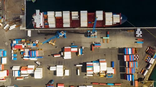 Zeitraffer beim Entladen eines Containerschiffs im Hafen Luftaufnahme