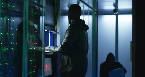 Zwei Hacker beginnen einen Angriff auf Server