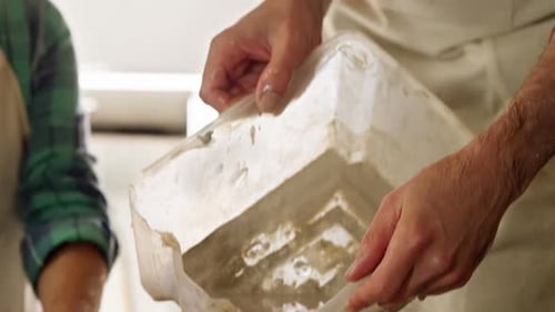 Potier mâle versant de l'eau